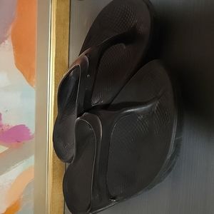 Oofos flip flops
